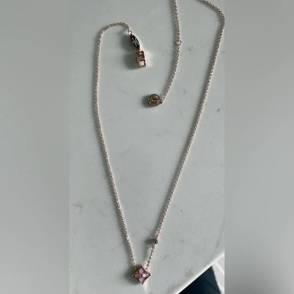 Louis Vuitton Color Blossom BB Mother Of Pearl Diamond Star Pendant in 18K RG - Picture 16 of 16